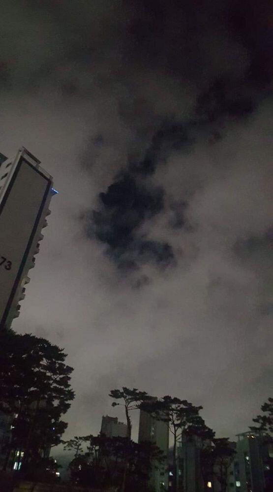 >>896 이거 쓴 레던데 오늘 하늘 사진올려줄게 보고 행복하면좋겠어