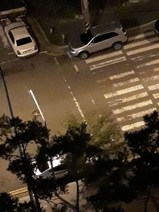 오늘따라 더 어둡다