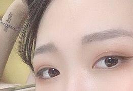 난 대체적으로 브라운 계열 많이 쓰는 거 같아 펄도 가득 쓰고... 좀 세보이게 화장하고 싶어서 안달난거처럼 보일수도... 언더에 브라운 살짝 