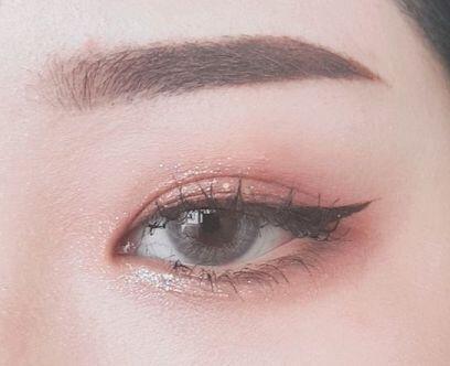 난 약간 불그죽죽한 섀도우로 베이스 깔고 아이라이 경계선을 고동색 섀도우로 살짝만 풀어주고 펄은 눈 튀어나온? 데랑 눈 앞머리 위주로 바르고 경