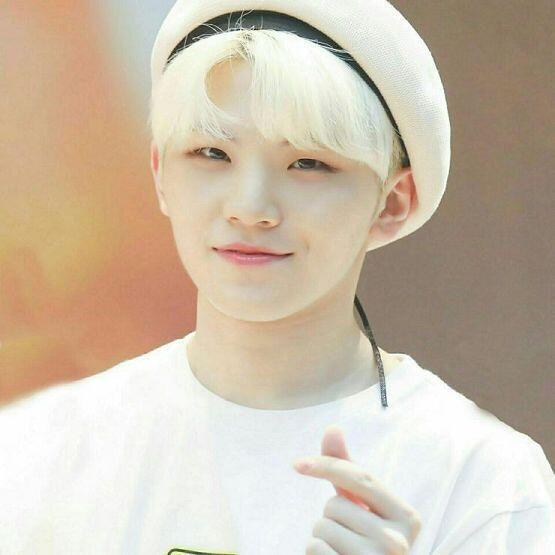 세븐틴 우지야 본명은 이지훈이구 작사작곡 다하는애야 아이오아이 소나기도 참여했어!! 요즘 저번 콘서트때 했던 어떤미래 라는 솔로곡 머글이나 타팬
