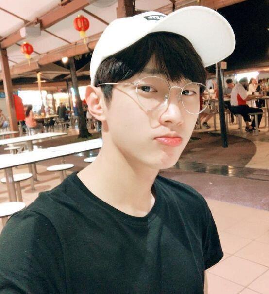 비원에이포 진영! 지금은 군대에 가있어 얼마전에 군대있는 중인데도 불구하고 노래를 하나 냈어 제목은 '그댄 내꺼라고 말하는 거예요' 야 많이 들