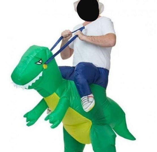 바이킹 투구 착용+탈 것으로 공룡 +알리오 올리오를 만들고 남은 파스타를 정장 윗주머니에 꽂아둠(선물용)