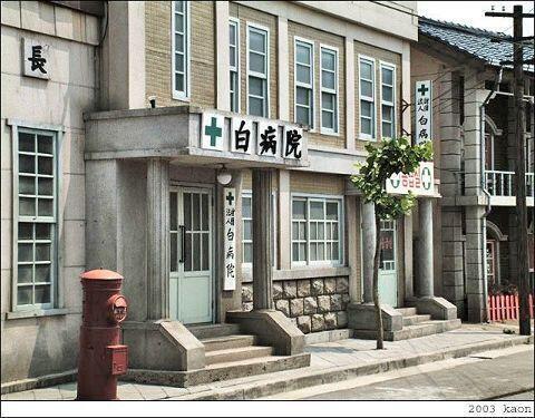 새똥이 묻은 인어공주는 근처의 물가에가서 새똥을 털어내고 다시 서양 마녀의 성으로 향했다. 가만있자 여기가 서양마녀의 성이라 했는데... 목적지