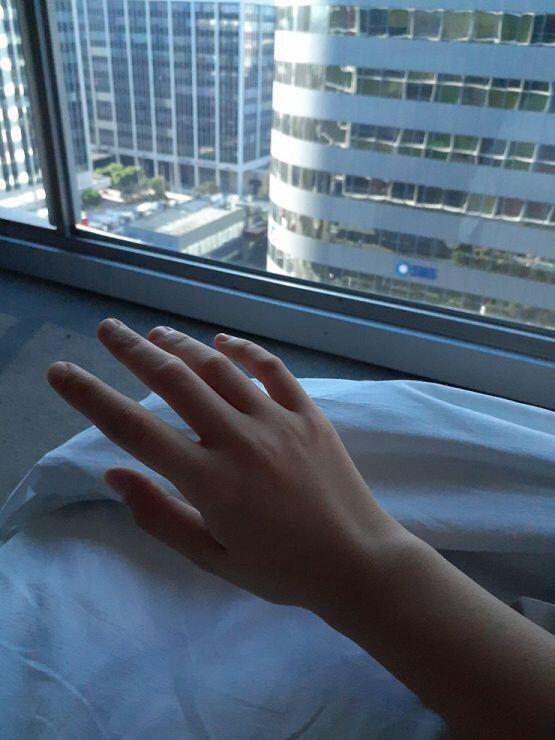손 자체는 작은데 손가락이 길어서 손이 커보임... .. ... ㅎ여자야