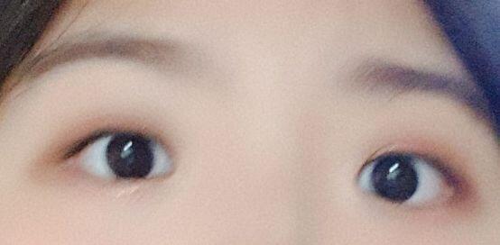 너네 눈화장 어떻게 그렇게 선명하게 찍어..?? 사진찍으니까 화장 다날아가ㅜ 이거는 봄에 지이이인짜 많이 하고다니던 화장들이고 살구나 피치끼 도