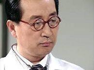 (건물안에 있는 접수처에서 번호를 뽑고 대기하던 인어공주는 자기차례가 되자 진료실로 들어왔다 진료실에는 마녀는 없고 안경잽이 남자의사가 있었다.