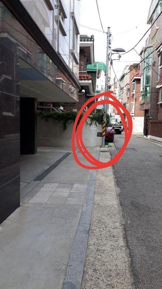 사진 올려도 되나..? 저 빨간색 동그라미 안에 항상 계심;;; 할아버지는 항상 약간 어두울때만 계시는거 같아,,