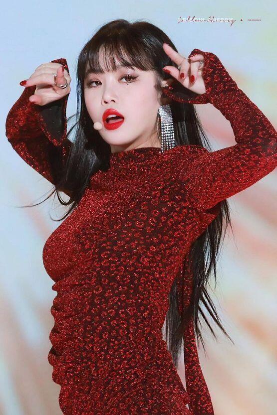 (여자)아이들어때? 지금까지나온 곡들 다 리더인 전소연이 작곡한거고 특히.. 수진이 춤선이 너무 예뻐 사진은 수진이!