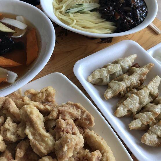 음식 찍는 낙으로 살아....