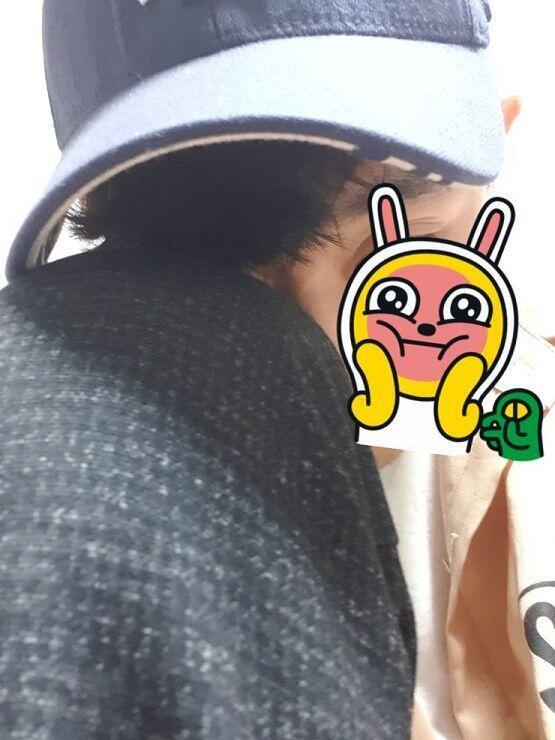 검은색이야! 파란색 모자랑 색깔 비교하면 검은색인뎅...ㅠ
