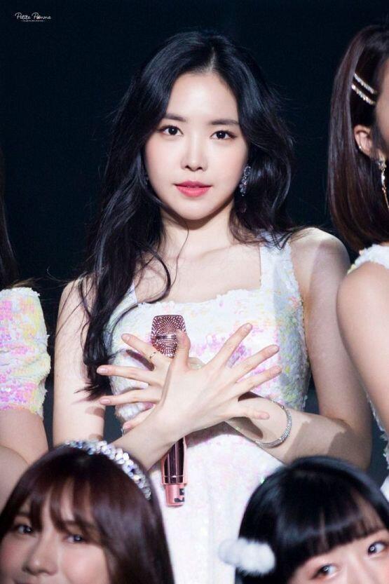 손 나 은