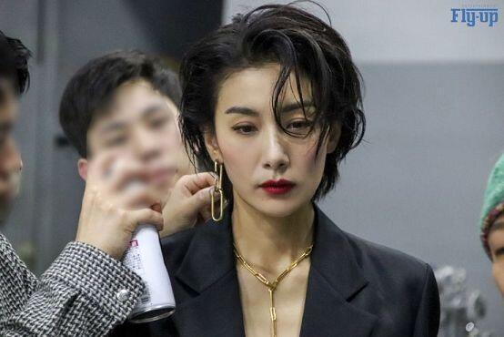 혹시 쎈언니 좋아하면 김서형 강추야! 개인적으로 여배우중에 제일 좋아해ㅠㅠ 미치겠다 좋아스캐 보고 치여버림ㅠㅠㅠㅠ 후 내가 이 포ㅡ스를 너무 사