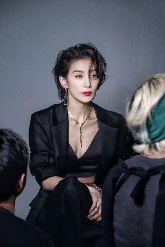 혹시 쎈언니 좋아하면 김서형 강추야! 개인적으로 여배우중에 제일 좋아해ㅠㅠ 미치겠다 좋아스캐 보고 치여버림ㅠㅠㅠㅠ 후 내가 이 포ㅡ스를 너무 사