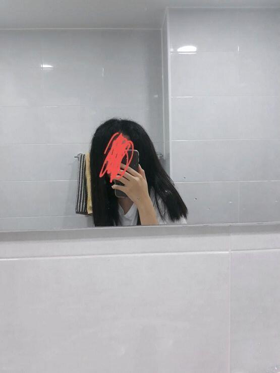 위에가 원래 머리고 밑에가 지금머리야ㅠㅠㅠㅠㅠ내가 왜이렇게까지 고민하는지 알겠지ㅠㅠㅠㅠ심지어 내일 학원에서 오랜만에 좋아하는애랑 수업하는날이라서
