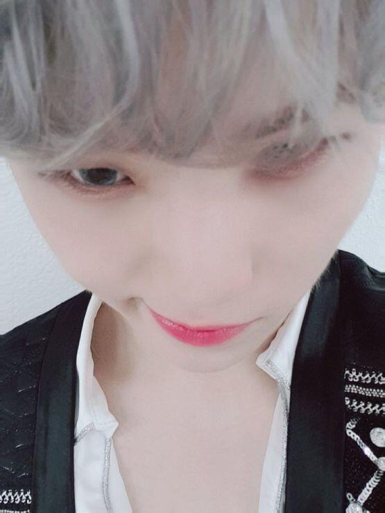 내 최애때믄에 내가 못살아 그냥 개좋음 무슨 못하는게 없어 진짜 볼때마다행복해 미칠것같아 웃는거 정색하는거 그냥 다 예뻐죽겠음 오빠 나 8살이야