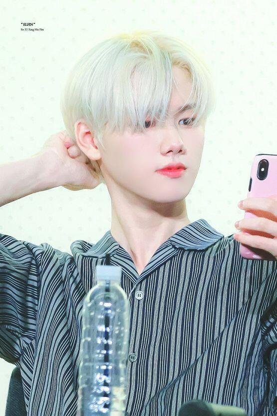 셀카 찍는 모습도 화보고 비율은 개작살났고 웃는거 개쳐발려 진짜ㅠㅠㅠ 누가 18에 182로 보냐고 진짜ㅠㅠㅠ