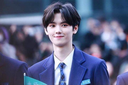 셀카 찍는 모습도 화보고 비율은 개작살났고 웃는거 개쳐발려 진짜ㅠㅠㅠ 누가 18에 182로 보냐고 진짜ㅠㅠㅠ