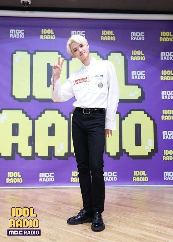 셀카 찍는 모습도 화보고 비율은 개작살났고 웃는거 개쳐발려 진짜ㅠㅠㅠ 누가 18에 182로 보냐고 진짜ㅠㅠㅠ