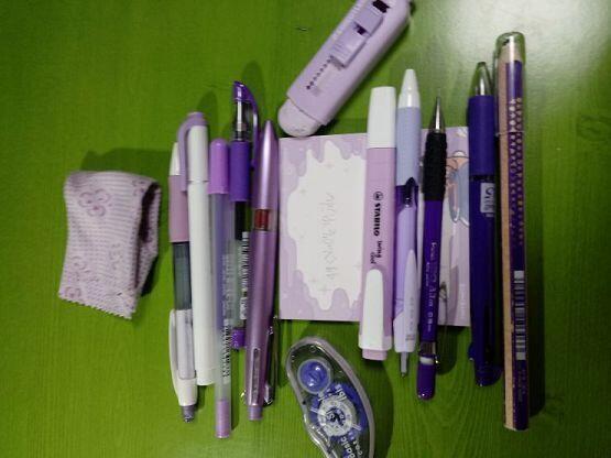 보라색 모으는게 취미💜 사진은 안찍었지만 가방도 보라색이다💜 아이고 사진이 돌려져서 나왔네ㅠ🌆 더많은데 필기구까지만 공유할께 혹시 알아볼수도 있