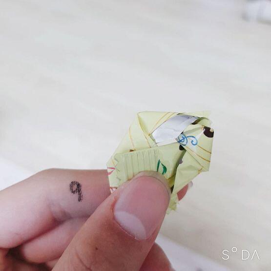 나는 쪽지모양으로 접기! 과자나 초콜렛같은거 먹고 나면 항상 접는게 취미가 되버렸어.