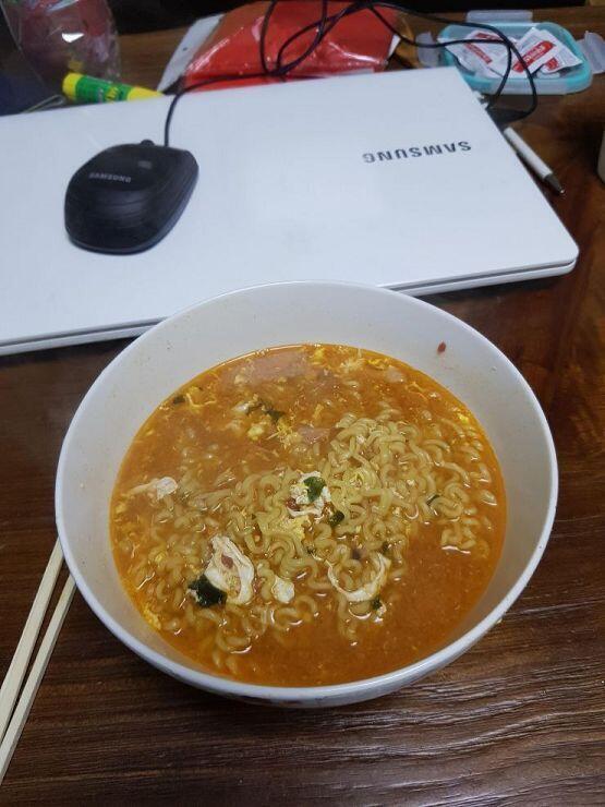 난 항상 라면 먹는게 일상이 됬어! 오늘은 고추참치 넣어서 먹어봤는데 맛있더라구.