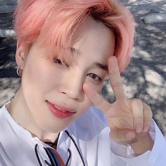 난 방탄소년단 지민.. 첨 딱 보면 이야~~~~ 잘생겼다~~ 하는 얼굴은 아닌데 -!& 뭐랄까.. 되게 수수하고 예브게 생김 이목구비 똭똭 뚜렸