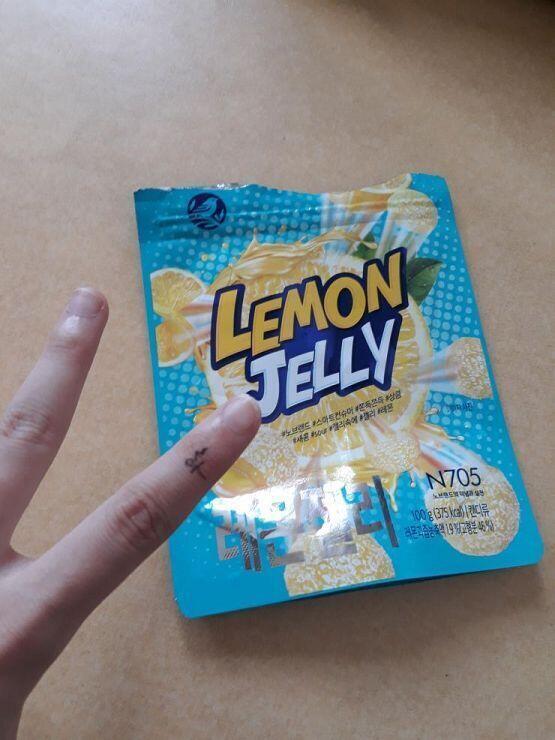 젤리이긴 한데 일단 미션완료 일단 맛은 음...그저그랬어 뒷맛이 별로여서 다시먹고싶지는 않다 다른 레몬젤리가 더 맛있는것같아 다음엔 복숭아젤리