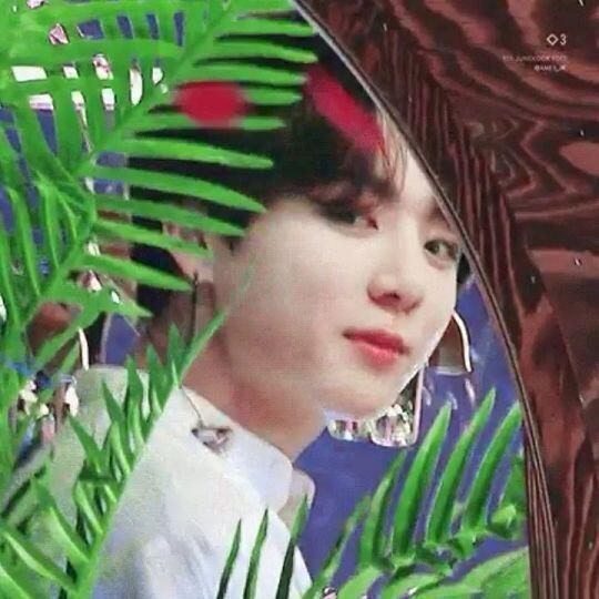 방탄소년단 정국. 어디서 주운 짤인지 모르겠는데 너무 예쁨