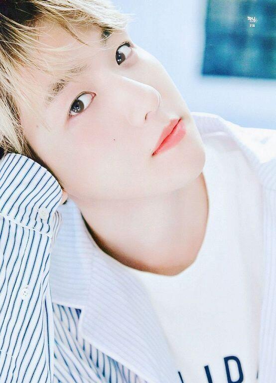 백현이 사진 두장 놓고 갈게 한장은 여장했던 사진이야