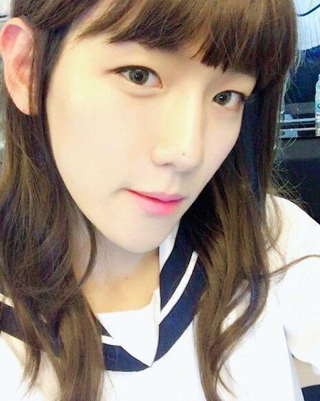 백현이 사진 두장 놓고 갈게 한장은 여장했던 사진이야