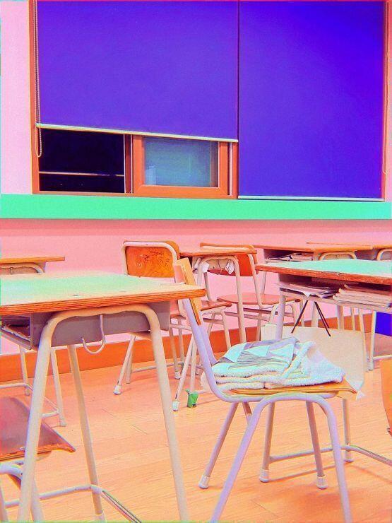 20190917 화요일 머리가 계속 아프다. 눈도 욱신거린다. 모든 게 생생하게 와닿는다. 사진은 교실과 여러가지 색, 빛, 그리고 밤.