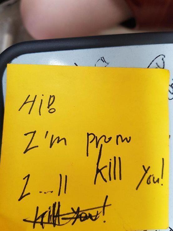 오늘 학교 책상에 이런 종이가 있었는데 이거 살인예고인가요?