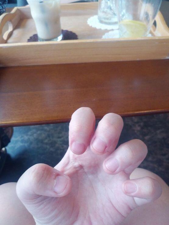 친구하고 친구동생하고 카페 갔었다 찍은 손톱. 음...가끔 입으로 가져가긴 했는데 너무 짧아서 물어뜯을게 없었어.
