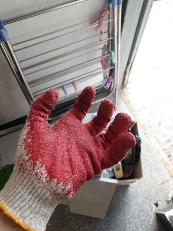 ㅋㅋㅋㅋㅋㅋㅋㅋㅋ 진짜 막노동 하다 빡쳐서 찍음 이 목장갑이 빨간이유는 내가 분노했기 때문이다....!!