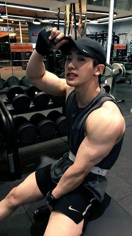 일단 원호는 오늘도 잘생겼다. 민소매가 되게 괜찮게 생겼는데 제품명을 모르겠네...
