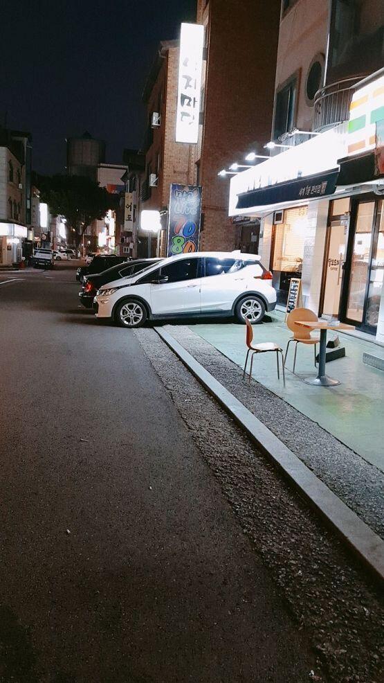 간판 때문에 너무 밝게 나왔다 뒤에 두개는 마스코트랑 다시 찍은 거야!!