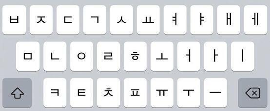 Room E # 3 콘센트가 어디 있나 보네요. /// 문을 열고 들어가니 벽의 각 칸에 콘센트로 추정되는 것이 많네요. 무엇이 진짜일까요? H