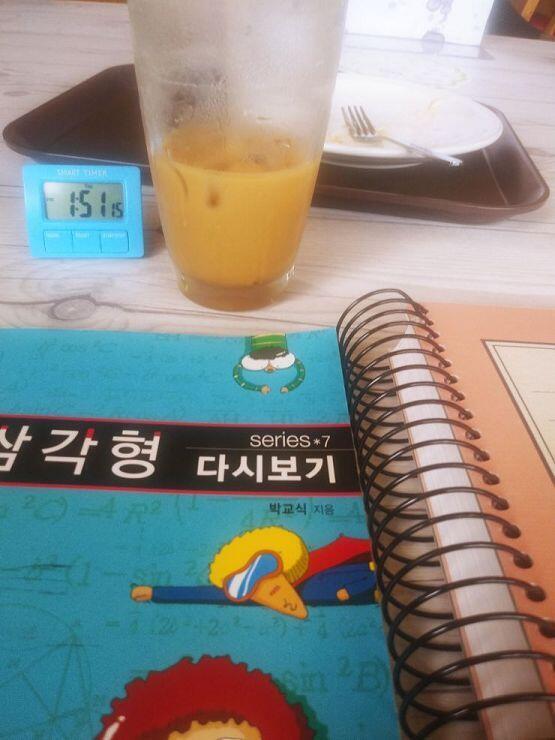오늘 개천절이라 도서관 문 안 열어서 친구 동생이랑 카페 갔다 비빕 역시 도서관 말고 카페 가면 수다 떨고 놀게 되더라 비빕... 그래도 한 4