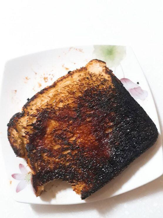 놀랍게도 간단한 토스트 먹으려 했는데 짧은 시간동안 석탄 생성해버렸어