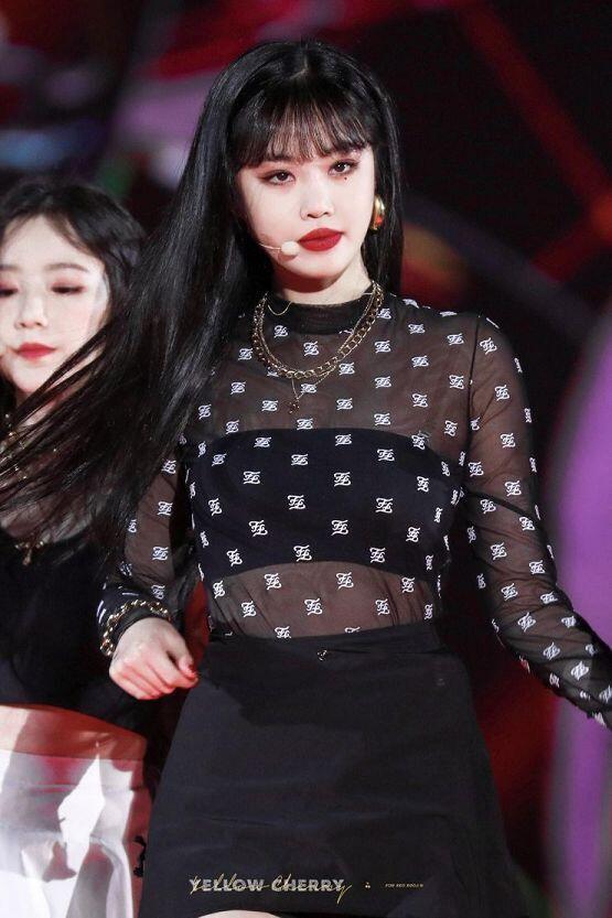 (여자) 아이들!! 리더는 전소연인데 전소연이 아이들의 거의 모든노래 작곡,작사,편곡까지 다해!! 요즘 퀸덤으로 뜨고있어가지고 팬들이 많이늘어나