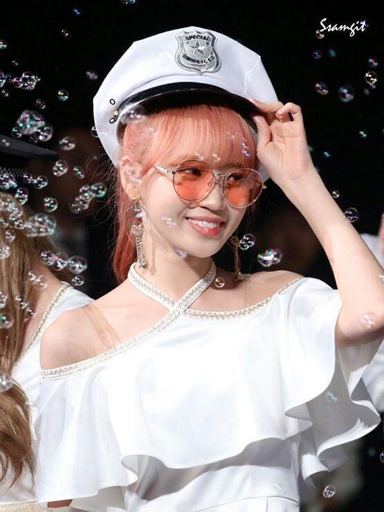 아이들 수진이랑 아이즈원 김채원 !! 수진은 실제로 봤는데 진짜 개성있어보여 채원이는 저번 콘서트 티켓팅 실패해서 못갔지만 작은 얼굴에 저 이목
