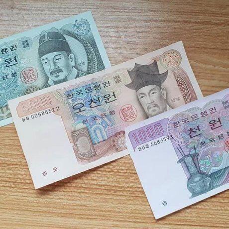 이게 구권이야 구권이 좀 더 크지 위조지폐가 아니라면 소장가치는 있는데 돈많이 받는건 희소성 있는 돈이거나 구김이나 훼손이 없는거라서 엄청 좋은