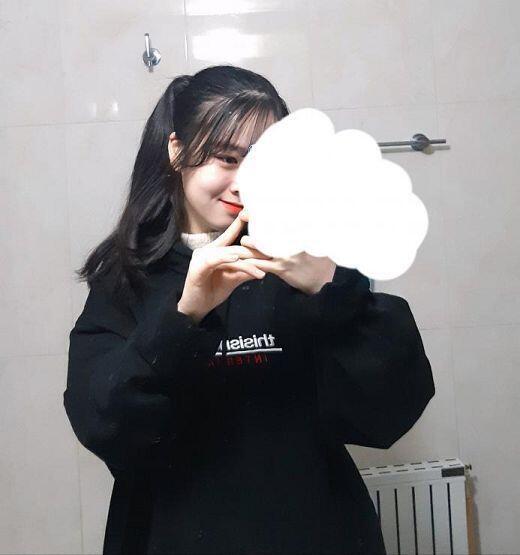 음 나도 좀 너무 러블리(?)한 감이 없지않아 있는것 같다고 생각했긴해 ㅠㅠ 이 후드티는 어때?? 괜찮으면 하의는 뭐가 좋을지도 얘기해주랑..