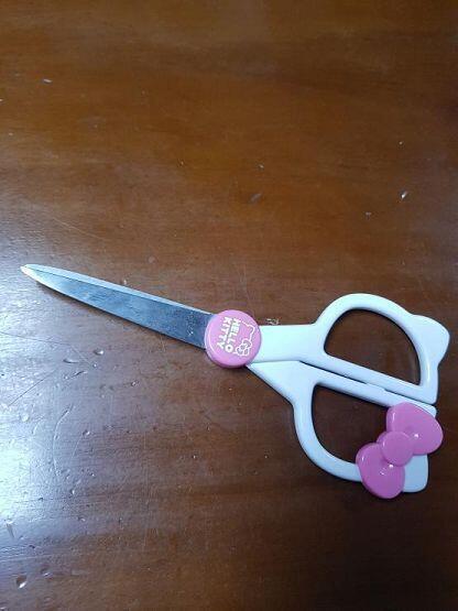이게 그 가위야 난 찝찝하지만 돌려주려고 다시 만나긴 싫고 그 힘든 싸움을 끝내고 얻은 전리품이라고 생각하고 가지고 있어