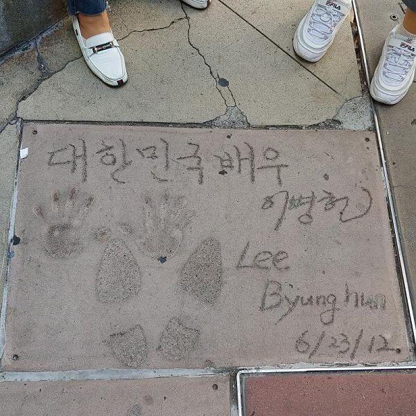 그리고 거긴 돌바닥이었는데, 배우들이 자기 이름과 사인을 하고 손, 발을 찍어두는 곳 알아? 이병헌, 안성기 배우의 흔적도 그곳에 있어.