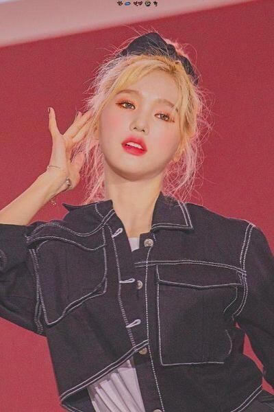 김미미 진짜 앞머리 까야 돼... 밈피디 매력 미쳤어... 노래로 입사한 메인래퍼... 심지어 춤도 엄청 잘 춰서 오마이걸 메인댄서 두명이잖아.