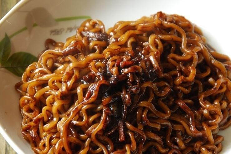 내가 짜장면을 먹고 싶은지 아닌 지 알 수 있는 방법 아닐때는 그냥 짜파게티먹을까...? 싶고 짜장면 먹고 싶을때는 정말, 그냥 딱 아, 짜장면