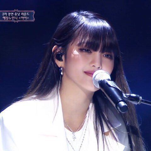 남돌은 차은우 뷔 시우민? 남자아이돌 잘 몰라서 여돌은 민니 슈화 aoa유나? 유나 맞나.. 그리고 아이린,슬기 첨부한 사진은 민니슈화야
