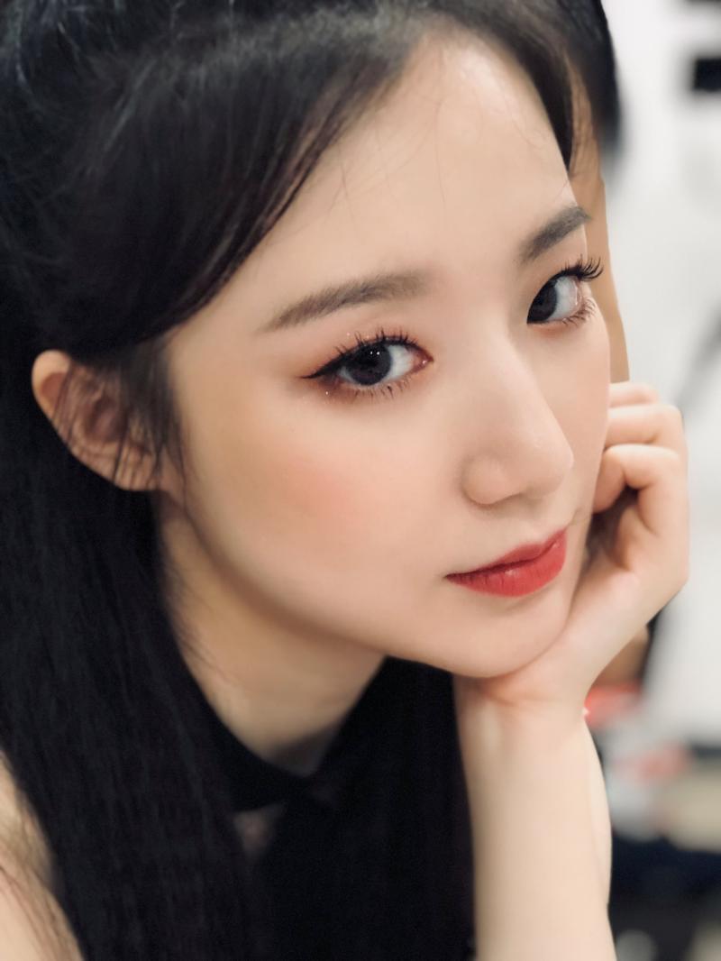 남돌은 차은우 뷔 시우민? 남자아이돌 잘 몰라서 여돌은 민니 슈화 aoa유나? 유나 맞나.. 그리고 아이린,슬기 첨부한 사진은 민니슈화야